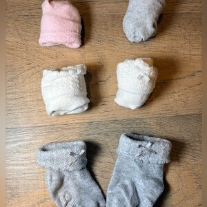 3️⃣ MONTHS: 5 pairs of Cozy Baby Socks Set in Gray, Pink, and White with bows